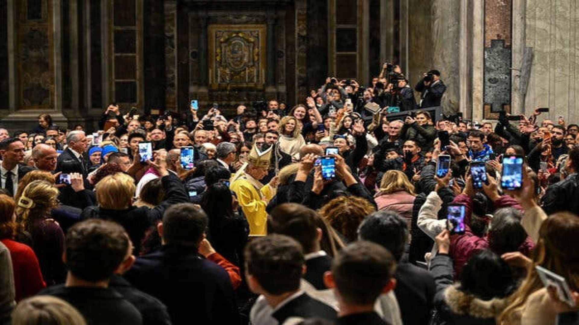 Pope Leo Surprises St. Peter’s Crowd Before Christmas Eve Mass